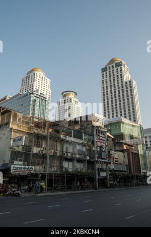 Die normalerweise stark befahrenen Straßen der Stadt erscheinen nach der teilweisen Schließung Bangkoks, die am 22. März 2020 in Bangkok, Thailand, zur Verbreitung von Covid-19 verhängt wurde, leer. (Foto von Thomas De Cian/NurPhoto) Stockfoto