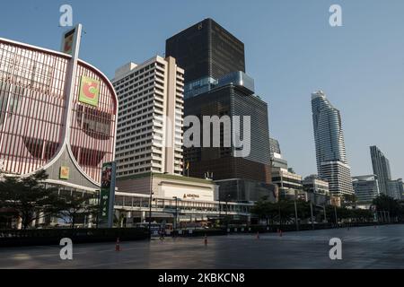 Die normalerweise stark befahrenen Straßen der Stadt erscheinen nach der teilweisen Schließung Bangkoks, die am 22. März 2020 in Bangkok, Thailand, zur Verbreitung von Covid-19 verhängt wurde, leer. (Foto von Thomas De Cian/NurPhoto) Stockfoto