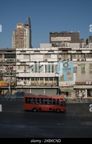 Die normalerweise stark befahrenen Straßen der Stadt erscheinen nach der teilweisen Schließung Bangkoks, die am 22. März 2020 in Bangkok, Thailand, zur Verbreitung von Covid-19 verhängt wurde, leer. (Foto von Thomas De Cian/NurPhoto) Stockfoto