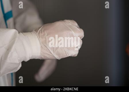 Im Gesundheitsministerium in San Lazzaro, Bologna, führt medizinisches Personal den Coronavirus-Screening-Test an Patienten direkt im Auto durch. März 21, San Lazzaro di Savena, Emilia-Romagna, Italien. (Foto von Andrea Neri/NurPhoto) Stockfoto