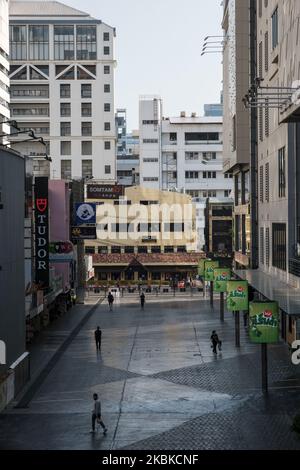 Die normalerweise stark befahrenen Straßen der Stadt erscheinen nach der teilweisen Schließung Bangkoks, die am 22. März 2020 in Bangkok, Thailand, zur Verbreitung von Covid-19 verhängt wurde, leer. (Foto von Thomas De Cian/NurPhoto) Stockfoto