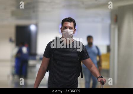 Ein Mann, der am 18. März 2020 am internationalen Flughafen Afonso Pena in São José dos Pinhais, Metropolregion Curitiba / Paraná, Brasilien, eine Maske trägt. (Foto von Gabriel Machado/NurPhoto) Stockfoto