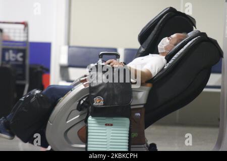 Am 18. März 2020 rast ein Mann mit Maske auf dem Internationalen Flughafen Afonso Pena in São José dos Pinhais, Metropolregion Curitiba / Paraná, Brasilien, aus. (Foto von Gabriel Machado/NurPhoto) Stockfoto