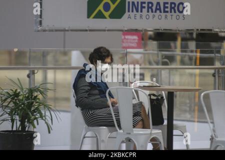 Eine Frau, die am 18. März 2020 am internationalen Flughafen Afonso Pena in São José dos Pinhais, der Metropolregion Curitiba / Paraná, Brasilien, eine Maske trägt. (Foto von Gabriel Machado/NurPhoto) Stockfoto