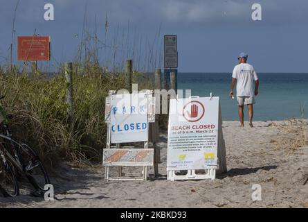 Englewood Beach in Charlotte County, Florida, USA, wurde am 22. März 2020 von den lokalen Behörden für die Öffentlichkeit gesperrt, um die Ausbreitung des Coronavirus zu verhindern. Strände würden normalerweise zu dieser Jahreszeit mit Touristen und Studenten in den Frühlingsferien voll sein, die das Wetter in Florida genießen möchten. (Foto von Thomas O'Neill/NurPhoto) Stockfoto