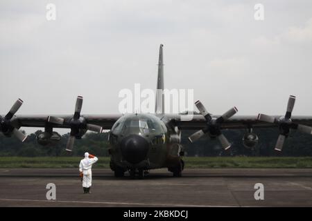 Am 23. März 2020 landete ein Militärflugzeug der indonesischen Luftwaffe C-130, das 9 Tonnen medizinische Ausrüstung aus China trug, auf dem Luftwaffenstützpunkt Halim Perdanakusuma, Jakarta. Indonesien erhielt 9 Tonnen medizinische Ausrüstung von der chinesischen Regierung, um den Umgang mit dem COVID-19-Pandemi in Indonesien zu beschleunigen. (Foto von Aditya Irawan/NurPhoto) Stockfoto