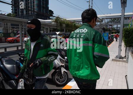 Fahrer der Lebensmittelzustellung in Bangkok, nachdem er eine teilweise Sperrung in Bangkok angekündigt hatte, um die Ausbreitung des Coronavirus zu verlangsamen und die Einkaufszentren, Restaurants, öffentlichen Orte und einschließlich der Annullierung aller öffentlichen Aktivitäten in Bangkok zu schließen. Am 23. März 2020 in Bangkok, Thailand. (Foto von Vachira Vachira/NurPhoto) Stockfoto