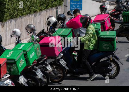 Fahrer der Lebensmittelzustellung in Bangkok, nachdem er eine teilweise Sperrung in Bangkok angekündigt hatte, um die Ausbreitung des Coronavirus zu verlangsamen und die Einkaufszentren, Restaurants, öffentlichen Orte und einschließlich der Annullierung aller öffentlichen Aktivitäten in Bangkok zu schließen. Am 23. März 2020 in Bangkok, Thailand. (Foto von Vachira Vachira/NurPhoto) Stockfoto