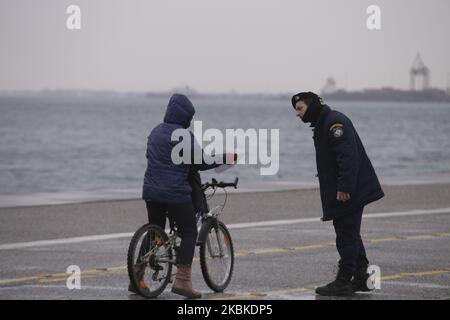 Am 23. März 2020 wird in Thessaloniki ein Polizist gesehen, der die Dokumente eines Bikers überprüft. Die GRIECHISCHE REGIERUNG K.Mitsotakis kündigte die Sperre des Landes Griechenland an, die am frühen Morgen des 23. März 2020 begann. (Foto von Achilleas Chiras/NurPhoto) Stockfoto