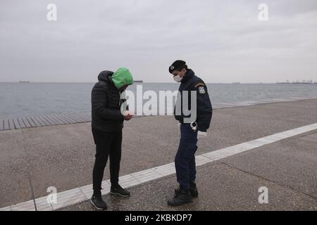 Ein Bürger zeigt seine Dokumente am 23. März 2020 einem Polizeibeamten-Scheck in Thessaloniki. Die GRIECHISCHE REGIERUNG K.Mitsotakis kündigte die Sperre des Landes Griechenland an, die am frühen Morgen des 23. März 2020 begann. (Foto von Achilleas Chiras/NurPhoto) Stockfoto