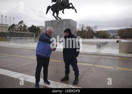 Ein Bürger zeigt seine Dokumente am 23. März 2020 einem Polizeibeamten-Scheck in Thessaloniki. Die GRIECHISCHE REGIERUNG K.Mitsotakis kündigte die Sperre des Landes Griechenland an, die am frühen Morgen des 23. März 2020 begann. (Foto von Achilleas Chiras/NurPhoto) Stockfoto