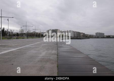 Die Neue Promenade von Thessaloniki wird am ersten Tag der Nationalsperre in Thessaloniki am 23. März 2020 leer gesehen. Die GRIECHISCHE REGIERUNG K.Mitsotakis kündigte die Sperre des Landes Griechenland an, die am frühen Morgen des 23. März 2020 begann. (Foto von Achilleas Chiras/NurPhoto) Stockfoto