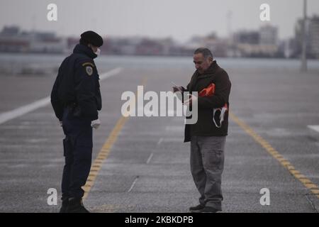 Am 23. März 2020 überprüft ein Polizist einen Mann in Thessaloniki auf seine Verkehrsdokumente. Die GRIECHISCHE REGIERUNG K.Mitsotakis kündigte die Sperre des Landes Griechenland an, die am frühen Morgen des 23. März 2020 begann. (Foto von Achilleas Chiras/NurPhoto) Stockfoto