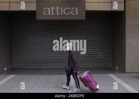 Eine ältere Frau, die am 23. März 2020 in Thessaloniki an einem geschlossenen Einzelhandelsgeschäft in einer zentralen Straße vorbei kommt. Die GRIECHISCHE REGIERUNG K.Mitsotakis kündigte die Sperre des Landes Griechenland an, die am frühen Morgen des 23. März 2020 begann. (Foto von Achilleas Chiras/NurPhoto) Stockfoto