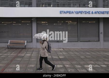 Am 23. März 2020 wird ein Mann vor einem geschlossenen öffentlichen Dienstleistungsgeschäft in Thessaloniki gesehen. Die GRIECHISCHE REGIERUNG K.Mitsotakis kündigte die Sperre des Landes Griechenland an, die am frühen Morgen des 23. März 2020 begann. (Foto von Achilleas Chiras/NurPhoto) Stockfoto
