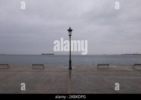 Leerer Raum vor dem Weißen Turm von Thessaloniki, am 23. März 2020. Die GRIECHISCHE REGIERUNG K.Mitsotakis kündigte die Sperre des Landes Griechenland an, die am frühen Morgen des 23. März 2020 begann. (Foto von Achilleas Chiras/NurPhoto) Stockfoto