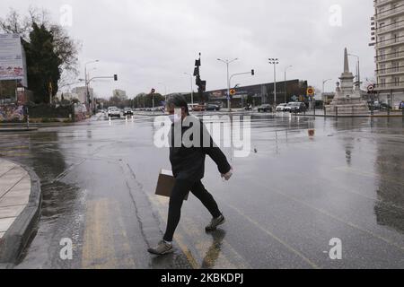 Ein Mann mit Gesichtsmaske wird am 23. März 2020 auf einer leeren Straße in Thessaloniki gesehen. Die GRIECHISCHE REGIERUNG K.Mitsotakis kündigte die Sperre des Landes Griechenland an, die am frühen Morgen des 23. März 2020 begann. (Foto von Achilleas Chiras/NurPhoto) Stockfoto