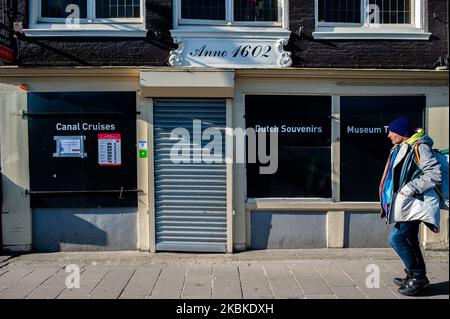 Während der Coronavirus-Situation in den Niederlanden, am 23.. März 2020, kommt ein Mann vor einem Souvenirladen im Zentrum von Amsterdam vorbei. (Foto von Romy Arroyo Fernandez/NurPhoto) Stockfoto