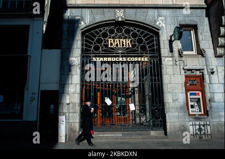 Ein Mann kommt am 23.. März 2020 vor einem der Starbucks-Geschäfte vorbei, die wegen der Coronavirus-Situation in den Niederlanden geschlossen wurden. (Foto von Romy Arroyo Fernandez/NurPhoto) Stockfoto