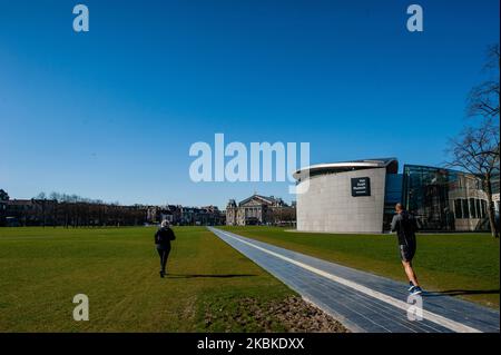 Der Museumplein, wo sich das Van Gogh Museum in Amsterdam befindet, ist fast leer, nur ein paar Läufer, während der Coronavirus-Situation in den Niederlanden, am 23.. März 2020. (Foto von Romy Arroyo Fernandez/NurPhoto) Stockfoto