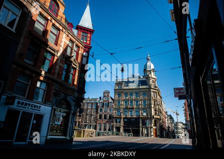 Ein Blick auf eine der Einkaufsstraßen in Amsterdam, die während der Coronavirus-Situation in den Niederlanden am 23.. März 2020 völlig leer war. (Foto von Romy Arroyo Fernandez/NurPhoto) Stockfoto