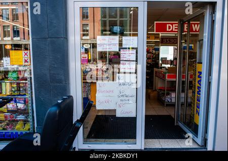 Ein Laden in Amsterdam hat mehrere Plakate angekündigt, dass sie kein Toilettenpapier und keine Handschuhe verkaufen, und nur 15 Personen können am 23.. März 2020 während der Coronavirus-Situation in den Niederlanden in das Geschäft im Zentrum von Amsterdam kommen. (Foto von Romy Arroyo Fernandez/NurPhoto) Stockfoto