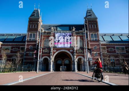 Eine Frau macht mit ihrem Handy ein Foto vom Rijksmuseum, das am 23.. März 2020 in Amsterdam während der Coronavirus-Situation in den Niederlanden geschlossen wurde. (Foto von Romy Arroyo Fernandez/NurPhoto) Stockfoto