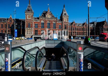 Am 23.. März 2020, während der Coronavirus-Situation in den Niederlanden, kommt eine Frau aus der U-Bahn am Hauptbahnhof von Amsterdam, während sie eine Maske trägt. (Foto von Romy Arroyo Fernandez/NurPhoto) Stockfoto