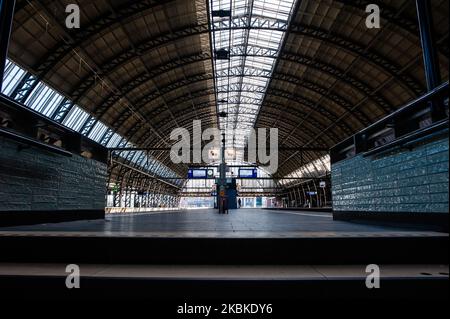 Der Hauptbahnhof in Amsterdam ist leer, da während der Coronavirus-Situation in den Niederlanden am 23.. März 2020 weniger Züge verkehren. (Foto von Romy Arroyo Fernandez/NurPhoto) Stockfoto