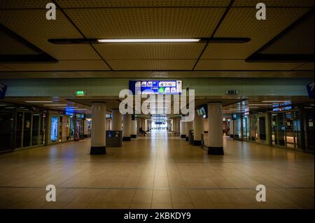 Der Hauptbahnhof in Amsterdam ist leer, da während der Coronavirus-Situation in den Niederlanden am 23.. März 2020 weniger Züge verkehren. (Foto von Romy Arroyo Fernandez/NurPhoto) Stockfoto