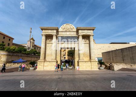 Cordoba, Spanien - 27. Oktober 2022: Puerta del Puente von Cordoba, Spanien am 27. Oktober 2022 Stockfoto