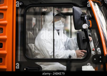 Ein Mitarbeiter der Municipal Cleaning Company (MPO) wird bei der Desinfektion von Bus- und Straßenbahnhaltestellen mit Reinigungsmitteln gegen die Ausbreitung des Coronavirus gesehen. Krakau, Polen, am 23. März 2020. Seit März 13 befindet sich das Land in einer „epidemischen Bedrohung“. Dieser Status wurde nun zu einem „Seuchenzustand“ aufgewertet, der den Behörden die Möglichkeit geben wird, beispielsweise medizinisches Personal und andere Regierungsmitarbeiter zu verlegen und Transportbeschränkungen einzuführen. (Foto von Beata Zawrzel/NurPhoto) Stockfoto