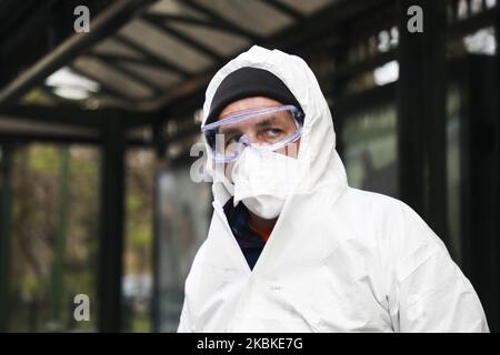 Ein Mitarbeiter der Municipal Cleaning Company (MPO) wird bei der Desinfektion von Bus- und Straßenbahnhaltestellen mit Reinigungsmitteln gegen die Ausbreitung des Coronavirus gesehen. Krakau, Polen, am 23. März 2020. Seit März 13 befindet sich das Land in einer „epidemischen Bedrohung“. Dieser Status wurde nun zu einem „Seuchenzustand“ aufgewertet, der den Behörden die Möglichkeit geben wird, beispielsweise medizinisches Personal und andere Regierungsmitarbeiter zu verlegen und Transportbeschränkungen einzuführen. (Foto von Beata Zawrzel/NurPhoto) Stockfoto