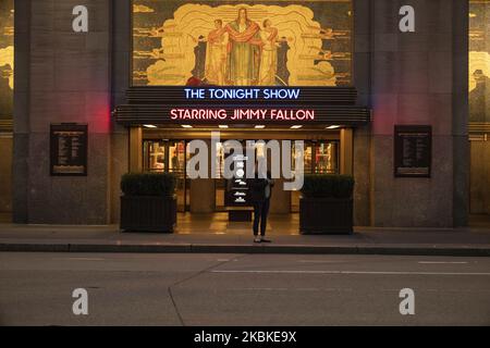 Eine Frau steht am Freitag, den 2020. März in New York, New York, vor dem Eingang der Closed The Tonight Show. Die Stadt hat offiziell die Schließung aller nicht wesentlichen Geschäfte angekündigt und Anfang der Woche eine Lockdown-Order eingeführt. (Foto von Erin Lefevre/NurPhoto) Stockfoto