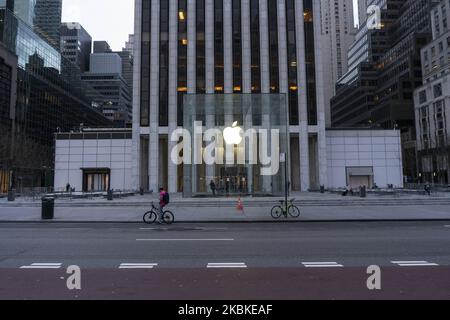 Der Apple Store auf der 5. Avenue ist bis auf weiteres am Freitag, den 2020. März in New York, NY, geschlossen. Die Stadt hat offiziell die Schließung aller nicht wesentlichen Geschäfte angekündigt und Anfang der Woche eine Lockdown-Bestellung eingeführt. (Foto von Erin Lefevre/NurPhoto) Stockfoto