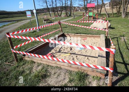 Am 24. März 2020 wurde in Danzig, Polen, ein öffentlicher Spielplatz und ein Freiluftstudio geschlossen und blockiert. Die polnische Regierung kündigte heute das Verbot von Versammlungen von mehr als 2 Personen und das Verbot des Ausgehens ohne erkennbaren Grund an (Foto: Michal Fludra/NurPhoto) Stockfoto