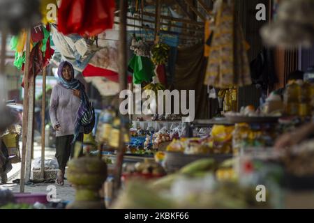 Bewohner kaufen am 24. März 2020 auf dem Manonda Traditional Market, Palu, Central Sulawesi, Indonesien ein. Die lokale Regierung beschränkt nicht die Betriebszeiten des größten traditionellen Marktes in Palu, sondern fordert Händler und Marktbesucher dazu auf, Transaktionen sicher durchzuführen, indem sie nach einer Transaktion immer Masken tragen und sich die Hände waschen, um die Ausbreitung des Coronavirus zu vermeiden. (Foto von Basri Marzuki/NurPhoto) Stockfoto