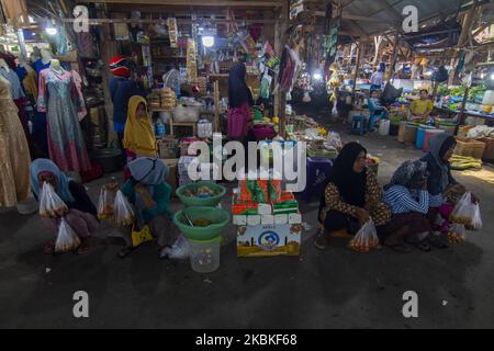 Bewohner kaufen am 24. März 2020 auf dem Manonda Traditional Market, Palu, Central Sulawesi, Indonesien ein. Die lokale Regierung beschränkt nicht die Betriebszeiten des größten traditionellen Marktes in Palu, sondern fordert Händler und Marktbesucher dazu auf, Transaktionen sicher durchzuführen, indem sie nach einer Transaktion immer Masken tragen und sich die Hände waschen, um die Ausbreitung des Coronavirus zu vermeiden. (Foto von Basri Marzuki/NurPhoto) Stockfoto