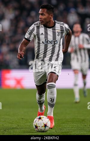 Alex Sandro vom FC Juventus in Aktion während des Champions League-Fußballspiels der Gruppe H zwischen dem FC Juventus und Paris Saint Germain im Juventus Stadion Stockfoto