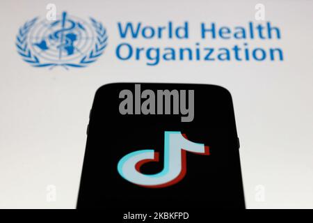 Das TikTok-App-Symbol ist auf dem Smartphone-Bildschirm mit dem Logo der Weltgesundheitsorganisation ( WHO ) im Hintergrund zu sehen. Dieses Bild wurde am 24. März 2020 in Polen aufgenommen. (Foto-Illustration von Jakub Porzycki/NurPhoto) Stockfoto