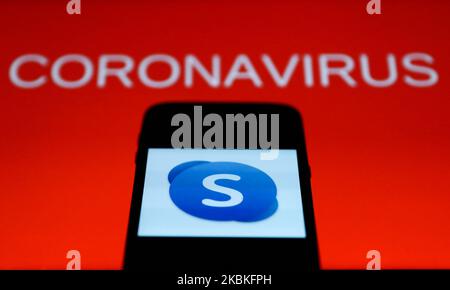 Das Skype-App-Symbol ist auf dem Smartphone-Bildschirm mit dem Coronovirus-Zeichen im Hintergrund zu sehen. Dieses Bild wurde am 24. März 2020 in Polen aufgenommen. (Foto-Illustration von Jakub Porzycki/NurPhoto) Stockfoto