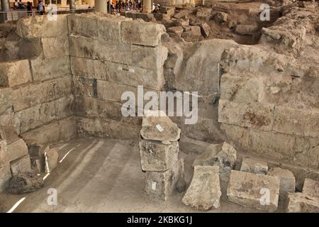 Archäologische Ausgrabungen des prähistorischen (2000 v. Chr.) Dorfes Akrotiri auf der Insel Santorini, Griechenland. Die Stätte wurde von Asche aus dem Vulkanausbruch Theran in der Mitte des zweiten Jahrtausends v. Chr. begraben und ist somit sehr gut erhalten. Die Siedlung wurde als mögliche Inspiration für Platons Geschichte von Atlantis vorgeschlagen. (Foto von Creative Touch Imaging Ltd./NurPhoto) Stockfoto