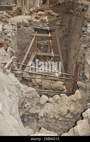 Archäologische Ausgrabungen des prähistorischen (2000 v. Chr.) Dorfes Akrotiri auf der Insel Santorini, Griechenland. Die Stätte wurde von Asche aus dem Vulkanausbruch Theran in der Mitte des zweiten Jahrtausends v. Chr. begraben und ist somit sehr gut erhalten. Die Siedlung wurde als mögliche Inspiration für Platons Geschichte von Atlantis vorgeschlagen. (Foto von Creative Touch Imaging Ltd./NurPhoto) Stockfoto