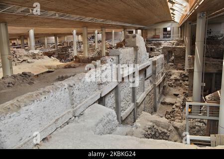 Archäologische Ausgrabungen des prähistorischen (2000 v. Chr.) Dorfes Akrotiri auf der Insel Santorini, Griechenland. Die Stätte wurde von Asche aus dem Vulkanausbruch Theran in der Mitte des zweiten Jahrtausends v. Chr. begraben und ist somit sehr gut erhalten. Die Siedlung wurde als mögliche Inspiration für Platons Geschichte von Atlantis vorgeschlagen. (Foto von Creative Touch Imaging Ltd./NurPhoto) Stockfoto