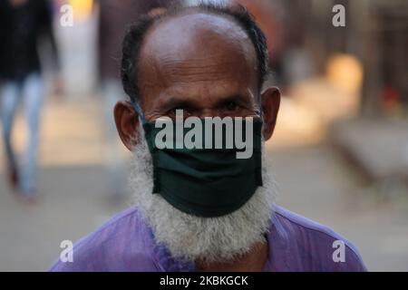 Ein Mann trägt eine schützende Gesichtsmaske während einer Ausgangssperre als Reaktion auf den Ausbruch der Coronavirus-Pandemie (COVID-19) am 25. März 2020 in Mumbai, Indien. (Foto von Himanshu Bhatt/NurPhoto) Stockfoto