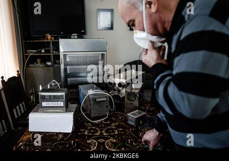 eng. Krasen Dimitrov zeigt das System der neu erfundenen Masken in seinem Büro in Varna, Bulgarien. Ein bulgarisches Unternehmen produziert Masken vom Typ FFP4, die entweder mit Strom oder einer Batterie wiederverwendet werden können. Die Maske ist am effektivsten bei der Bekämpfung des Coronavirus, mit dem höchsten Prozentsatz an gefilterter Luft - 98 %. Aufgrund der begrenzten Anzahl von FFP4 Masken erfindet der bulgarische Krasen Dimitrov einen Weg, um eine unbegrenzte Lebensdauer der Maske zu haben und sich zu treffen, ohne durch die Batterie ersetzt zu werden. Sein Unternehmen, Mamel, hat bereits patentierte Geräte, die nach dem Prinzip des kalten Plasmas, die innerhalb von 5 bis 20 Meilen hergestellt werden Stockfoto