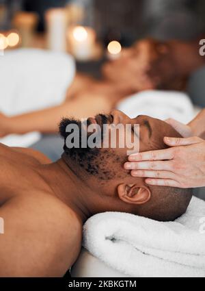 Spa, schwarzer Mann und Frau, Massage, entspannen und romantisch für friedliche, Fokus und Ruhe. Afroamerikanisches Paar, Wellness und genießen Rückzugsort für Gesundheit Stockfoto