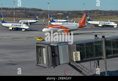 Ein Blick auf Ryanair-Flugzeuge, die auf dem internationalen Flughafen Krakau-Balice von Johannes Paul II. Gegründet wurden. Ryanair hat bis zum 2. April 90 % seiner Flüge abgeschlossen und wird nur eine begrenzte Anzahl von Flügen zwischen Dublin, Cork und dem Vereinigten Königreich sowie tägliche oder wöchentliche Flüge von Dublin nach Amsterdam, Brüssel, Berlin, Lissabon und Köln anbieten. Das Unternehmen sagte außerdem, dass es sich um Rückführungs- und Rettungsflüge für eine Reihe von EU-Regierungen besinde und seine Flugzeuge für medizinische Notflüge, einschließlich nach und von China, angeboten habe. Am Mittwoch, den 25. März 2020, in Krakau, Polen. (Foto von Artur Widak/NurP Stockfoto