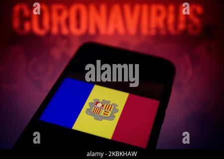 In dieser Abbildung ist eine Andorra-Flagge auf einem Smartphone mit Hintergrund ein Coronavirus-Bild am 25. März 2020 in Athen, Griechenland, zu sehen. (Foto von Nikolas Kokovlis/NurPhoto) Stockfoto