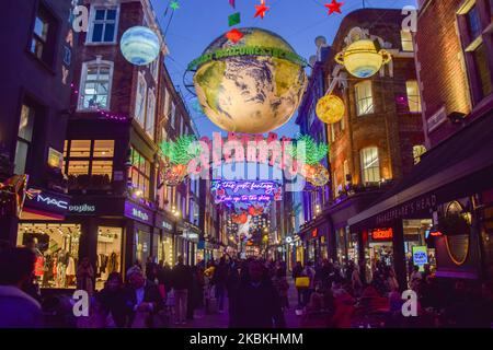 London, Großbritannien. 3.. November 2022. Weihnachtsschmuck in Londons berühmter Carnaby Street. Stockfoto